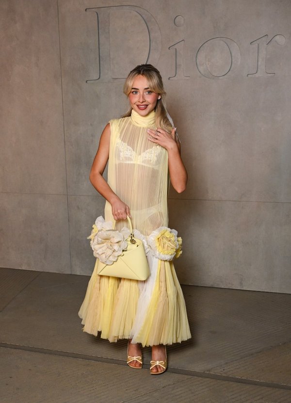 Sabrina Carpenter llegó al desfile de la colección crucero 2027 de Dior luciendo un vestido amarillo mantequilla.WWD vía Getty Images