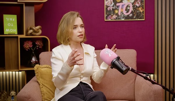 Emilia Clarke creía que estaba "destinada a morir" tras sufrir dos aneurismas cerebrales, según contó el miércoles a los oyentes del podcast "How to Fail".Cómo fracasar con Elizabeth Day / YouTube