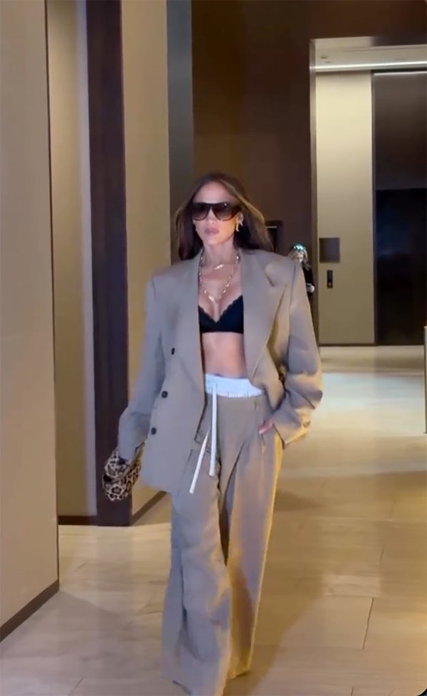 López llegó a su hotel más temprano con un traje de Dolce & Gabbana de gran tamaño, abierto sobre un sujetador y unos bóxers negros.jlo/instagram