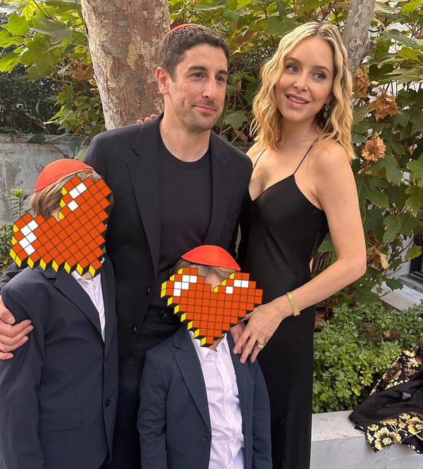 Un portavoz de las celebridades comentó que siguen manteniendo una excelente relación y que están centrados en la crianza de sus dos hijos, Lazlo, de 8 años, y Sid, de 12 (en la foto, en una imagen familiar).jennymollen/Instagram