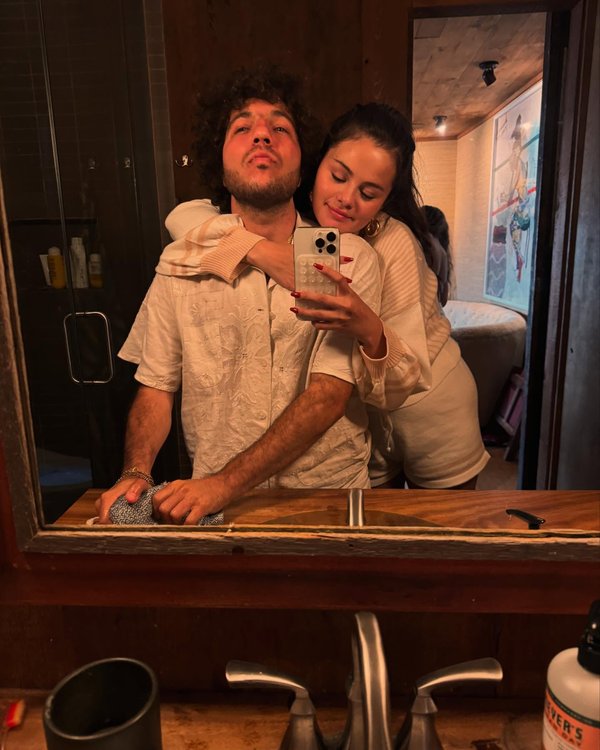 Blanco (en la foto de arriba, de mayo de 2025) propuso matrimonio el año anterior con una cena en Taco Bell.selenagomez/Instagram