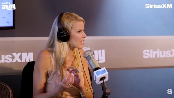 La esposa de Howard Stern, Beth Stern, afirma que su marido está "muy contento" con la renovación de su contrato con SiriusXM para su programa "Howard Stern Show". (Beth aparece en la foto de arriba, en el episodio del miércoles de "Andy Cohen Live" de SiriusXM).SiriusXM