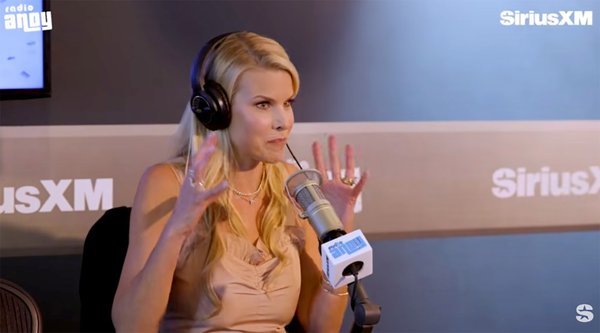“Creo que su nuevo horario le está funcionando muy bien. Creo que está muy contento con él”, compartió el miércoles en el programa “Andy Cohen Live” de SiriusXM (como se muestra en la imagen superior).SiriusXM