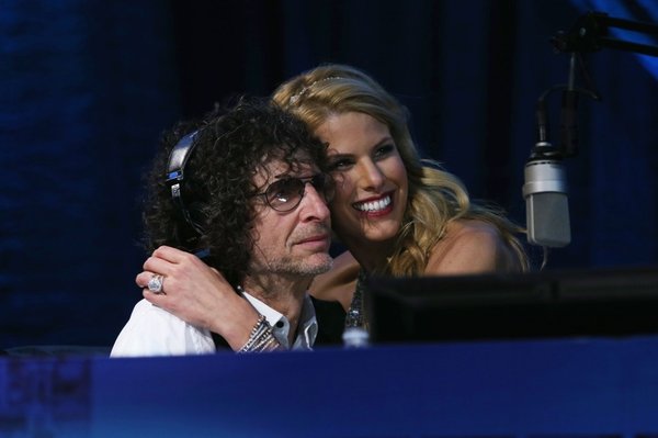 Beth (en la foto con Howard en 2014) también reveló que desempeña un papel "muy influyente" en el proceso de negociación y explicó por qué lo animó a continuar en el programa de radio.Larry Busacca