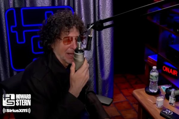 El pasado diciembre, el polémico locutor anunció que había firmado un contrato con SiriusXM para continuar con su programa de radio durante tres años más, a pesar de los rumores de su retirada.El Show de Howard Stern/YouTube