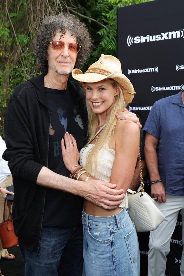 Howard (en la foto con Beth en 2023) ha presentado una demanda para desestimar lo que él califica de "farsa transparente" y "extorsión".Getty Images para SiriusXM