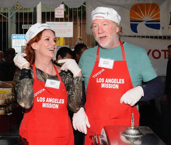 Gilbert (a quien se ve arriba con Busfield) insistió en "GMA" en que él es "la última persona en el mundo que lastimaría a un niño".FilmMagic