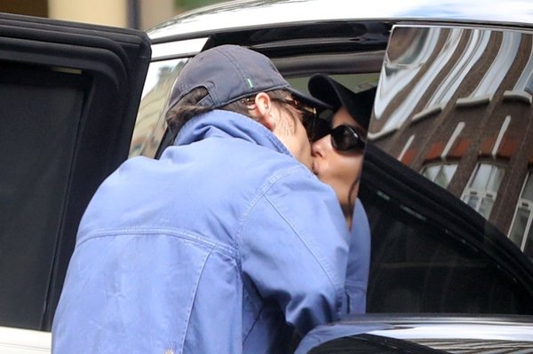 El mes pasado, Flash de Fama informó en exclusiva que Styles y Kravitz (fotografiados aquí en Londres el mes pasado) se habían comprometido.REJILLA TRASERA
