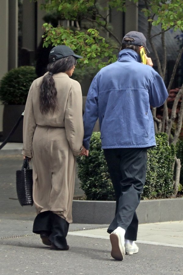 Una fuente cercana nos ha dicho que la pareja está planeando dos bodas: una en Londres y otra en Nueva York.REJILLA TRASERA