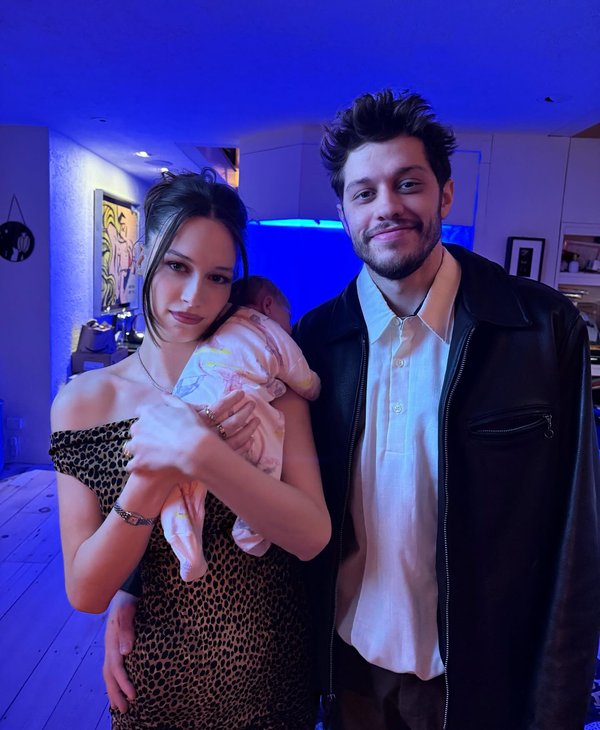 Pete Davidson y Elsie Hewitt, que aparecen en la foto de arriba con su hija Scottie en una publicación en redes sociales, han puesto fin a su relación.Elsie Hewitt/ Instagram