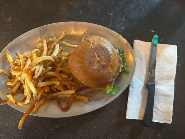 Sneider dejó claro que no se sintió amenazado por Spears, quien "picó" una hamburguesa con papas fritas (que se ve en la foto) durante todo el incidente.Página seis