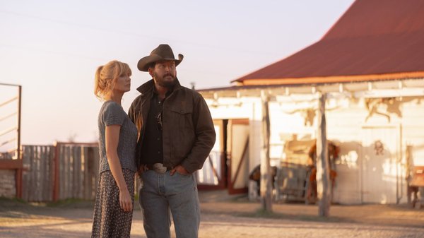 Beth y Rip (en la foto de “Dutton Ranch”) hablan de cuánto extrañan a John.Emerson Miller/Paramount+