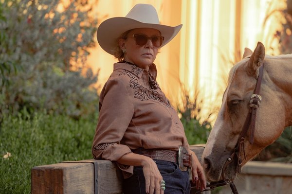 También se ve a Annette Bening (fotografiada en Dutton Ranch) buscando información sobre John en Google.Emerson Miller/Paramount+