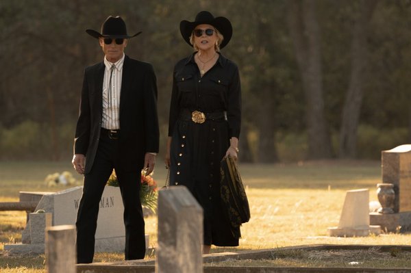 Los nuevos integrantes de "Dutton Ranch", como Ed Harris en el papel de Everett McKinney y Bening (en la foto), también parecen interesados ​​en el legado de Dutton.Emerson Miller/Paramount+