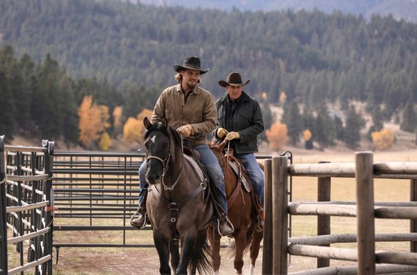 John (en la foto, en “Yellowstone”, junto a Kayce, el personaje de Luke Grimes) fue asesinado por un sicario.