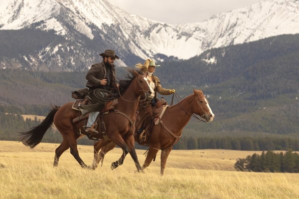 Beth y Rip (en la foto, en “Dutton Ranch”) se encontrarán con que “la guerra les espera a las puertas de su casa”, dijo el productor ejecutivo Voros.Emerson Miller/Paramount+