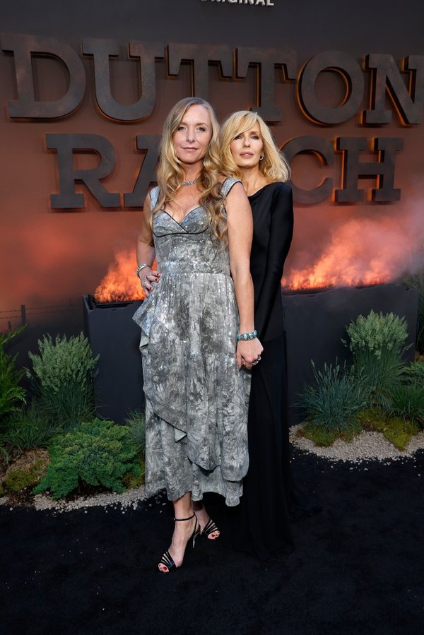 Christina Alexandra Voros (en la foto con Reilly en el estreno de “Dutton Ranch” en Nueva York el 13 de mayo de 2026) es la líder de facto del programa, entre bastidores.WireImage