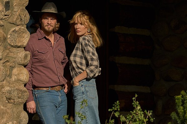 Voros dijo que le encantaría que Luke Grimes (en la foto con Reilly en “Yellowstone”) participara en “Dutton Ranch”.Paramount Network