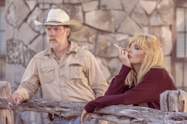 Marc Menchaca (en la foto en el set con Reilly) dijo que el elenco de "Dutton Ranch" estaba en buenas manos con la productora ejecutiva Christina Alexandra Voros, una "confidente" de Sheridan.Emerson Miller/Paramount+