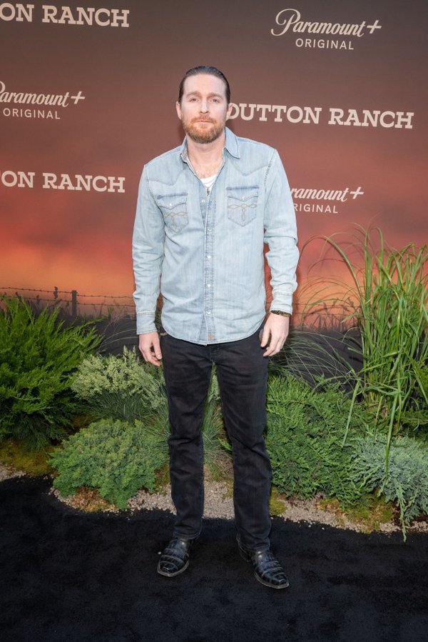 Mientras tanto, James Eddie (fotografiado en el estreno de "Dutton Ranch") nos contó que el "campamento vaquero" consistía en montar a caballo mientras se equilibraban huevos sobre cucharas.Ron Adar / M10s / SplashNews.com