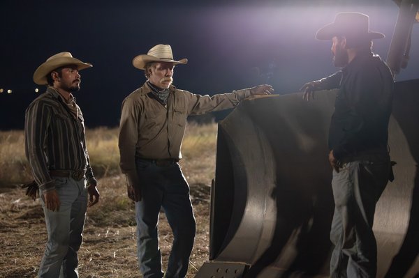 Menchaca (en la foto con JR Villarreal y Hauser) dijo que se inspiró en Robert Duvall para crear su personaje.Lauren Smith/Paramount+