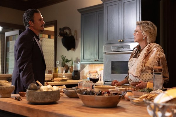 Juan Pablo Raba (en la foto con Annette Bening en “Dutton Ranch”) dijo que trabajar con ella era como “ir a la escuela”.Lauren 'Lo' Smith/Paramount+