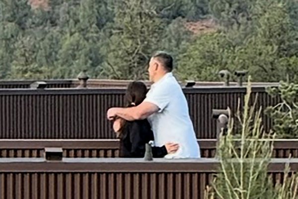 La polémica estalló después de que Flash de Fama publicara fotos de Vrabel y Russini (fotografiados juntos arriba) abrazándose y tomados de la mano durante una escapada a Arizona.© Página seis
