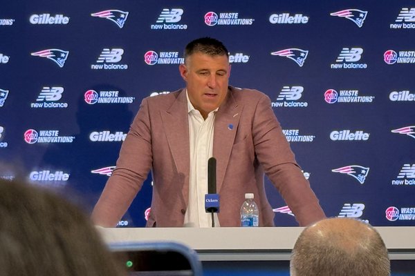 Mientras tanto, Vrabel (visto arriba en una conferencia de prensa de la NFL) dijo que se perdería el tercer día del Draft de la NFL de 2026 para "buscar ayuda psicológica" y que sigue trabajando como entrenador principal de los New England Patriots.AP