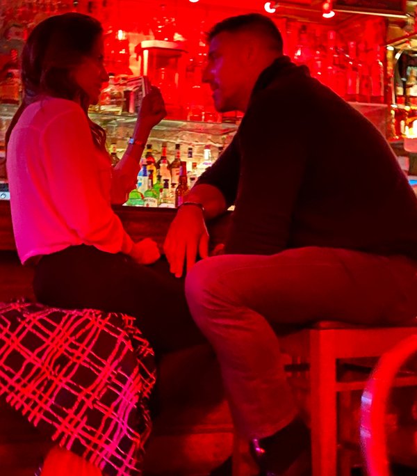 Flash de Fama también publicó en abril fotografías de Vrabel y Russini pasando tiempo juntos en un bar de Nueva York en 2020.© Flash de Fama