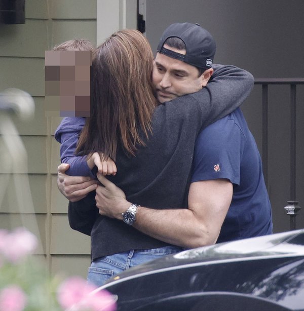 Se vio a Russini besando a su marido, Kevin Goldschmidt (como se ve en la imagen superior), el Día de la Madre.Página seis