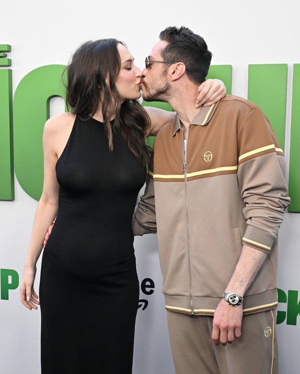 La separación fue "de mutuo acuerdo", según reveló una fuente cercana a Davidson y Hewitt, quienes aparecen en la foto de arriba tomada en julio de 2025.FilmMagic