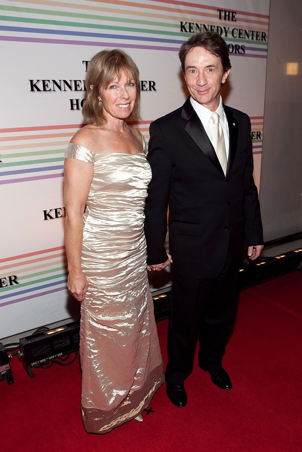 Martin Short reveló que existe una conexión entre las últimas palabras de su difunta esposa, Nancy Dolman, y la muerte de su hija Katherine. (En la foto, Short aparece con Dolman en 2009).FilmMagic
