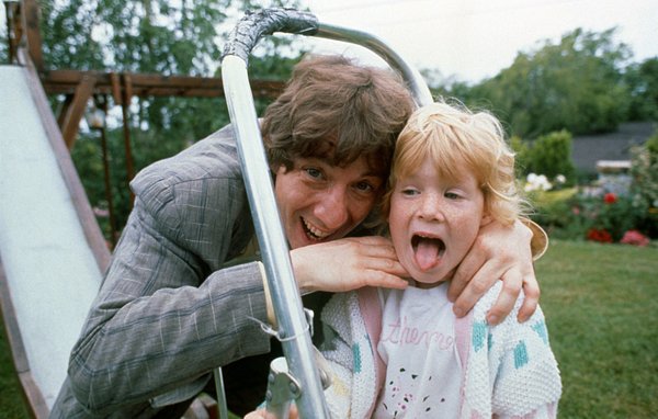 Short (en la foto con su hija en 1989) añadió que Katherine "luchó durante mucho tiempo contra graves problemas de salud mental, trastorno límite de la personalidad y otras cosas, e hizo lo mejor que pudo hasta que ya no pudo más".Imágenes de Getty