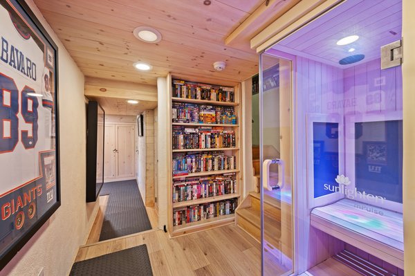 Entre las comodidades que ofrece esta casa de campo se incluyen sauna, gimnasio, bodega y mucho más.Ginnel x Modern Angles