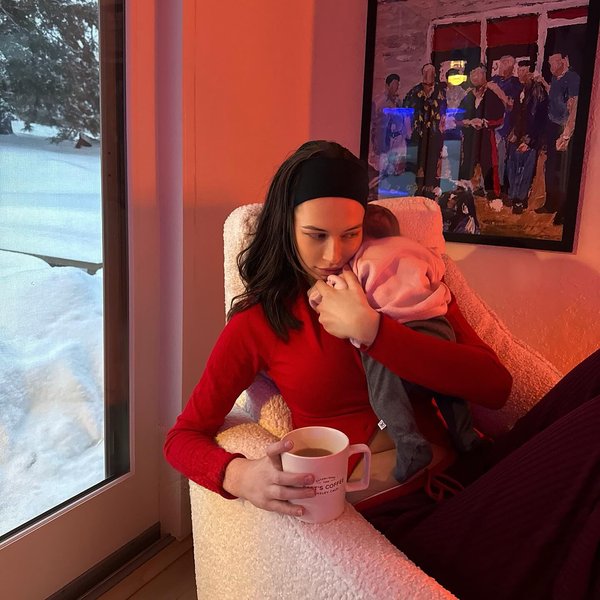 “Es como vivir en el paraíso”, dijo Davidson a Mansion Global sobre la casa. (En la foto: Hewitt relajándose con su hija en la acogedora vivienda).Elsie Hewitt/ Instagram