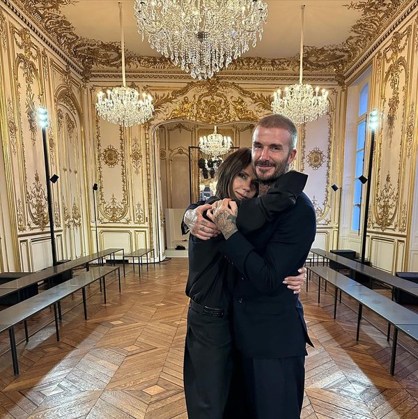 Victoria (a quien se ve arriba con su marido) tiene su propio imperio de la moda, valorado en unos 700 millones de dólares el año pasado.davidbeckham/Instagram
