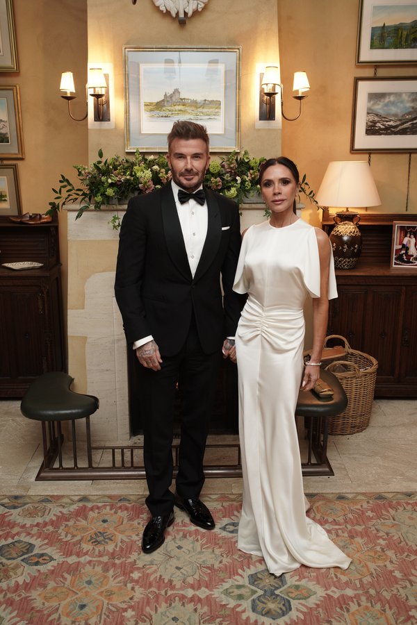 Victoria (en la foto de arriba con David en Highgrove Gardens durante una celebración organizada por el rey Carlos III en febrero de 2025) también es rica gracias a su carrera como cantante.Imágenes de Getty