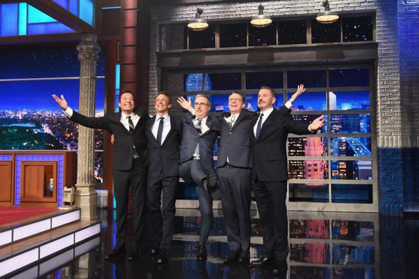 Los presentadores de programas nocturnos Jimmy Fallon, Seth Meyers, John Oliver y Jimmy Kimmel se reunieron antes del último episodio de "The Late Show" de Stephen Colbert (emitido el 11 de mayo de 2026).Scott Kowalchyk /CBS