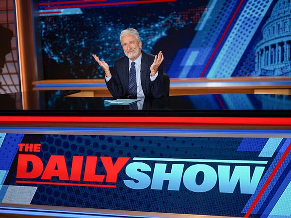 Jon Stewart (fotografiado en abril de 2026) es el presentador de programas nocturnos más rico, con un patrimonio neto estimado de 120 millones de dólares y un salario anual de 25 millones de dólares por su programa "The Daily Show" de Comedy Central.Comedy Central