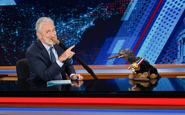 Stewart se convirtió en el presentador de "The Daily Show" en 1999. Se marchó en 2015, pero regresó en 2024 para presentar el programa de los lunes por la noche.Comedy Central