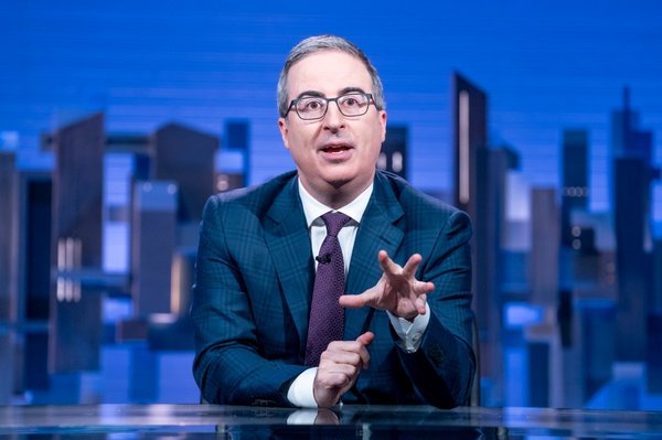 Se estima que John Oliver, presentador de "Last Week Tonight", tiene un patrimonio neto de 80 millones de dólares y gana un salario anual de 30 millones de dólares.HBO