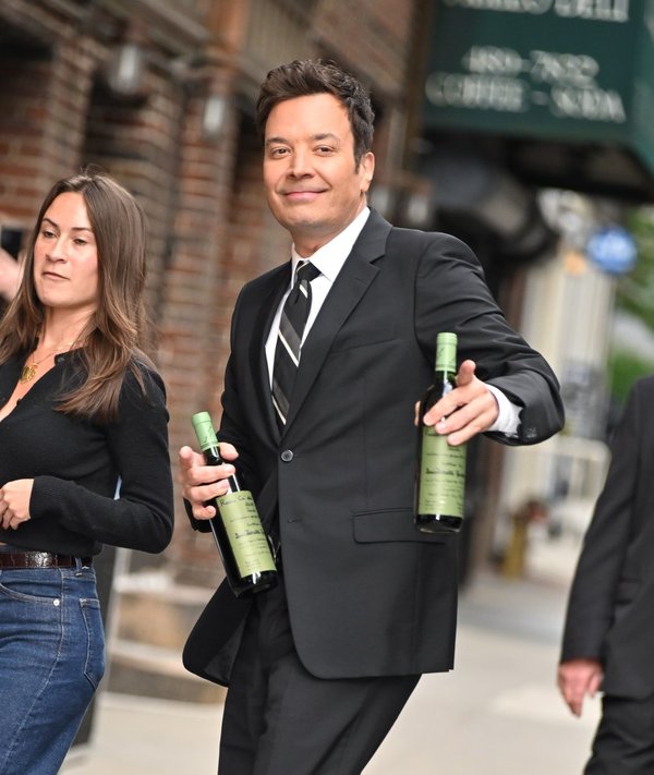 Jimmy Fallon (en la foto de arriba, tomada en mayo de 2026) tiene un patrimonio neto de 70 millones de dólares y gana 16 millones de dólares anuales por "The Tonight Show".Imágenes GC