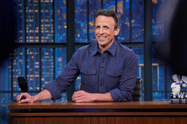 Seth Meyers (a quien vemos aquí en mayo de 2026) percibe el salario más bajo entre los presentadores de las principales cadenas de televisión por su programa "Late Night with Seth Meyers".Lloyd Bishop/NBC