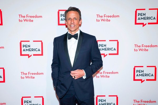 El humorista (visto arriba en la Gala Literaria PEN America 2026) gana 5 millones de dólares al año y, según se informa, su patrimonio neto asciende a 25 millones de dólares.Foto AP/Andy Kropa