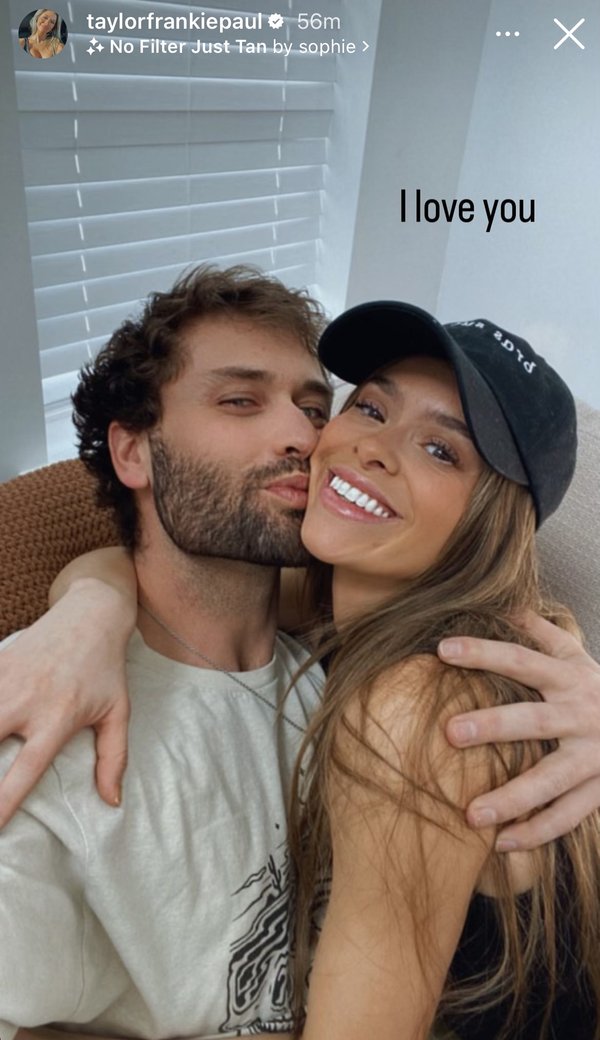 La estrella de Hulu (a quien se ve arriba con Mortensen) también acusó a su ex de manipularla, amenazarla y agredirla físicamente.Instagram / @taylorfrankiepaul