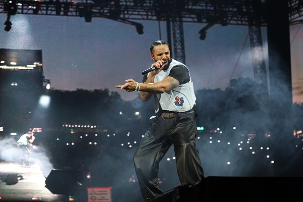 Drake (a quien se ve arriba actuando en el Wireless Festival 2025) arremetió contra su rival, Kendrick Lamar, en varias ocasiones en su nueva música.Imágenes de Getty