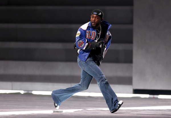 Drake se burló de la estatura, la música y la imagen pública de Lamar en su nueva canción (Lamar aparece en la foto de arriba durante el espectáculo de medio tiempo del Super Bowl de 2025).Imágenes de Getty