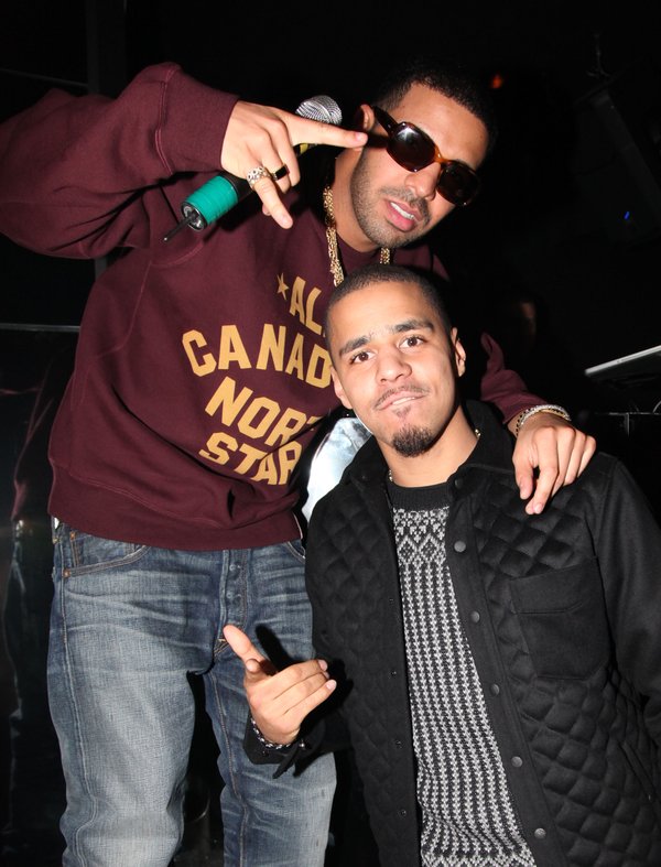 Drake también criticó a J. Cole (ambos aparecen en la foto de arriba, en First Down Friday de 2012) al mencionar a los "Tres Grandes" del rap moderno.WireImage