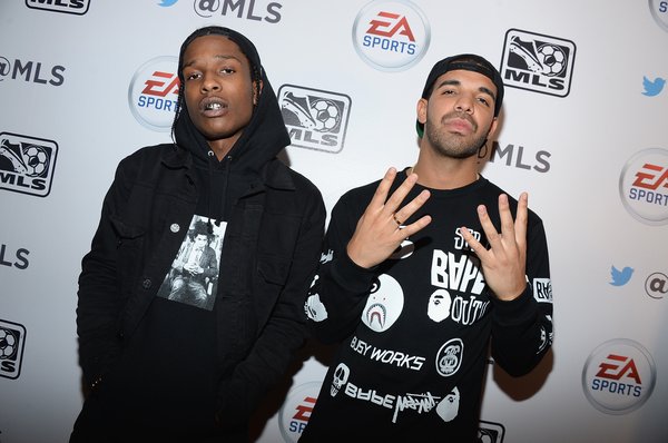 Drake también criticó a A$AP Rocky (en la foto de arriba con Drake en el lanzamiento de FIFA 14 en 2013) y a su "madre de su hijo", Rihanna, por no haber lanzado música nueva en una década.Imágenes de Getty