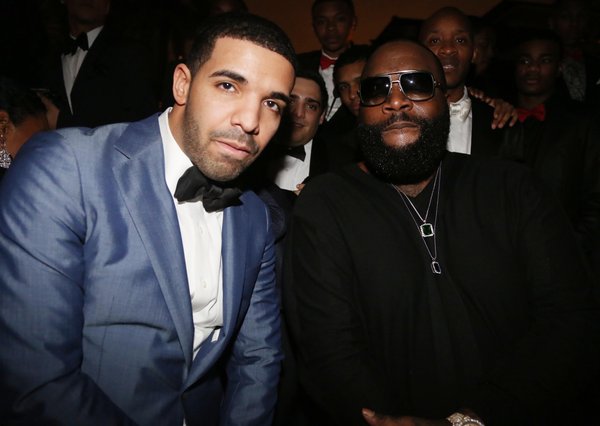 Drake también critica a Rick Ross, rapeando: "Amigo, yo ayudaba a Ross con las reproducciones antes de que Adin Ross hubiera hecho ninguna". (Ambos aparecen en la foto de arriba, en la fiesta de Nochevieja de Diddy en 2013).WireImage